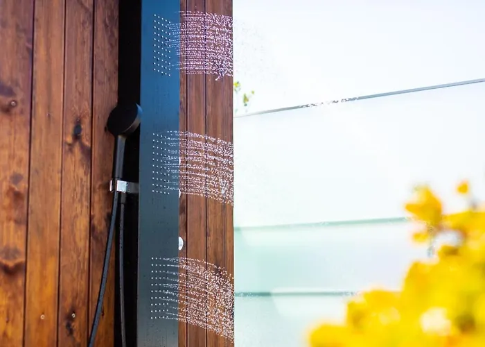 Ambassador River Shower شقة